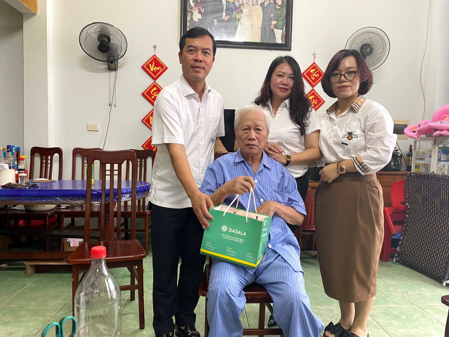 Xí nghiệp Dịch vụ Điện lực Quảng Ninh thăm và tặng quà nhân kỷ niệm ngày Thương binh - Liệt sỹ 27-7
